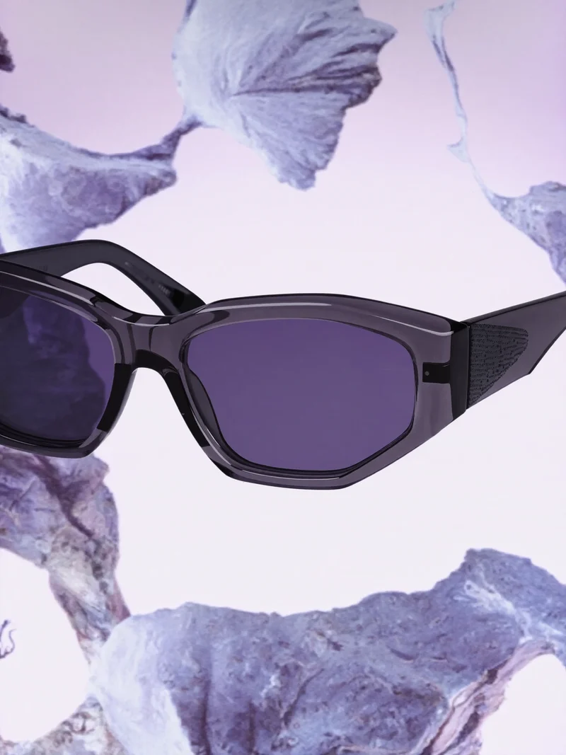 Konzeptbild: kantige Sonnenbrille aus getöntem Rauchacetat